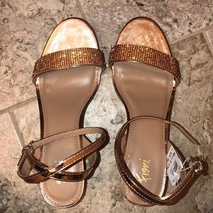 FIONI women’s 8.5 W bronze heels